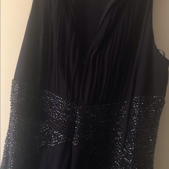 Beautiful maxi gown for a wedding   size 14 missing a few Pearls in thé back - Picture 8 of 8